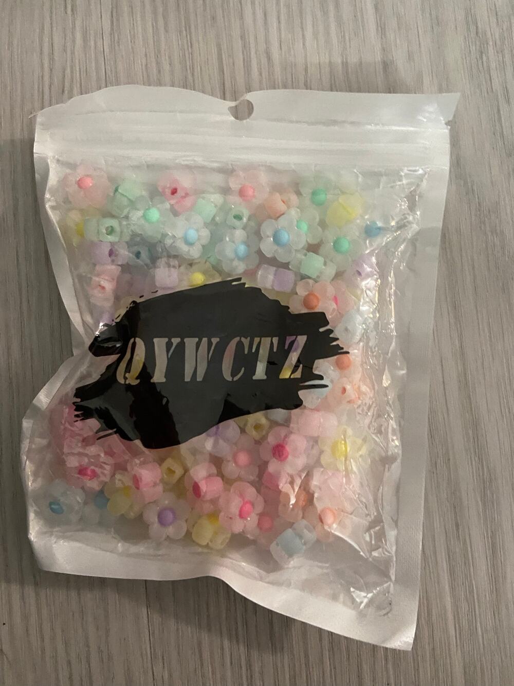 Hundred piece colorful daisy beads, fits pens